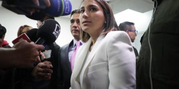 Laura Sarabia hizo entrega de 17 pruebas de su inocencia en la Fiscalía