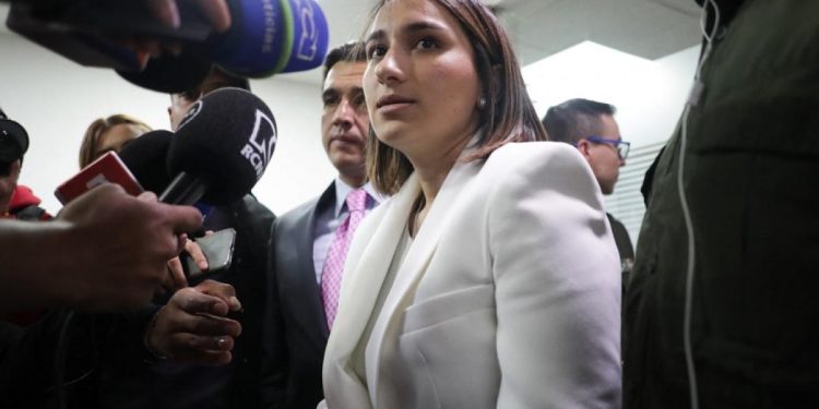 Laura Sarabia hizo entrega de 17 pruebas de su inocencia en la Fiscalía