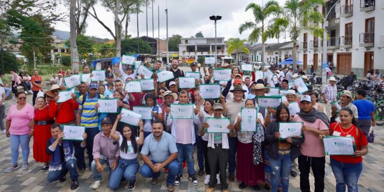 102 familias campesinas de Amalfi, Antioquia, reciben títulos de 1.858 hectáreas de tierra