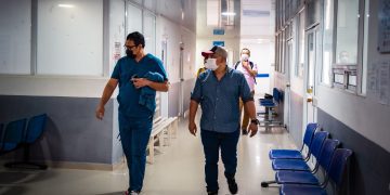 Alcalde Fabián Bonett recorre las instalaciones del Puesto de Salud