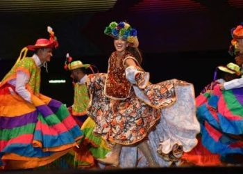 La Reina del Carnaval de Barranquilla 2024, Melissa Cure, rindió emotivo homenaje a las danzas patrimoniales en la Lectura del Bando