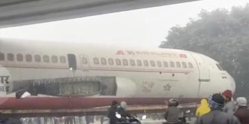 Avión quedó atrapado debajo de un puente y se vuelve viral