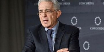 Destruyen la salud para crear colectivos burocráticos: Álvaro Uribe