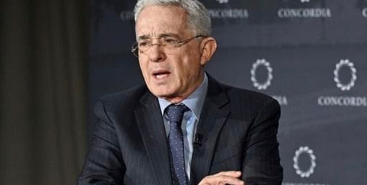 Destruyen la salud para crear colectivos burocráticos: Álvaro Uribe
