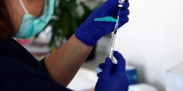 MinSalud responde al pico respiratorio con 340,000 vacunas para combatir el aumento de casos de Covid