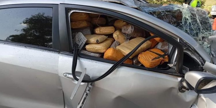 Carro cargado de marihuana chocó contra un árbol en vía del Santander
