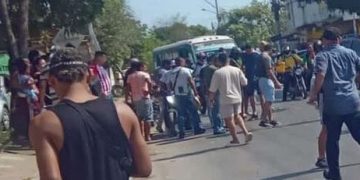 Conductor de Coolitoral en Soledad muere al caer de un bus de pasajeros