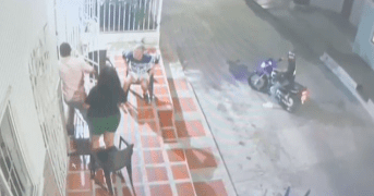 Delincuentes armados atracaron a una familia en terraza del barrio Lucero