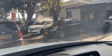 Lavadero de carros tiene invadida una calle completa Ciudad Jardín: ya ni los peatones pueden pasar