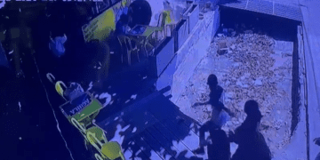 Impactante accidente en la Vía 40: llanta se salió de un camión e impactó a dos personas  