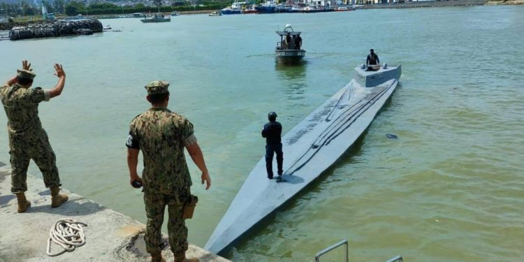 Caen 3 colombianos en semisumergible con 161 bultos en costas de Ecuador