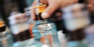 Denuncian venta de licor adulterado en Candelaria, Atlántico, dejando en estado vegetal a trabajador