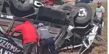 Un muerto dejó camión volcado en el sector de Miramar cuando transportaba carga de material para construcción 