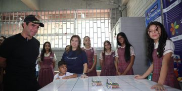 “Qué orgullo acompañarlos en su regreso a clases”: Alcalde Char en la IED Metropolitana al comenzar nuevo año escolar