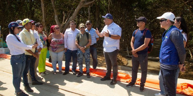 C.R.A. instaló barreras de contención de residuos para proteger la ciénaga de Mallorquín