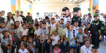 El gobernador Verano y el futbolista Carlos Bacca dieron la bienvenida a la jornada escolar