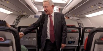 Avianca podría suspender a piloto que felicitó a Uribe dentro de un avión