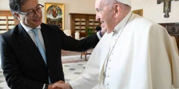 Petro le propuso al Papa una ronda de negociaciones con el ELN en el Vaticano