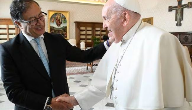 Petro le propuso al Papa una ronda de negociaciones con el ELN en el Vaticano
