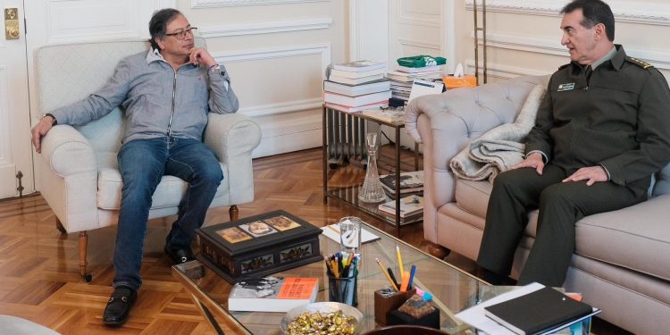 Gustavo Petro insta a la colaboración con gobernadores y alcaldes en reunión con el Director de la Policía