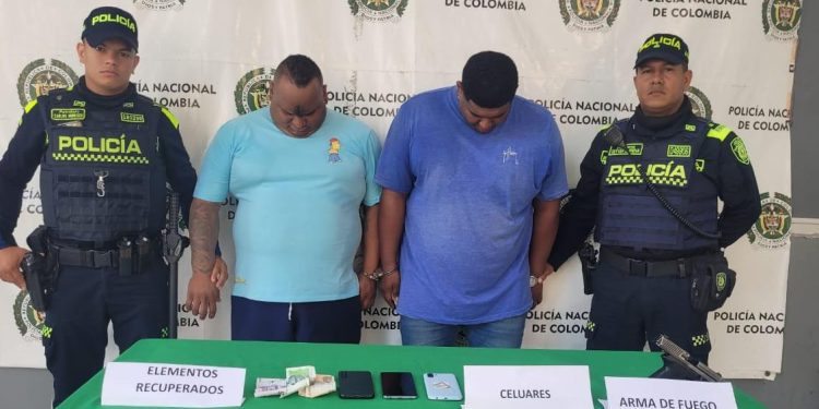 Cometen atraco, huyen un carro, Policía los captura y les encuentra tres celulares