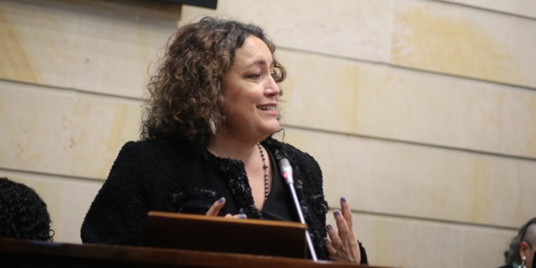 Angélica Lozano pidió sancionar ley ‘Chao marcas de gobierno’