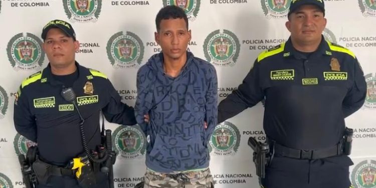 Lo capturan con panfletos intimidantes en local comercial del barrio Santo Domingo