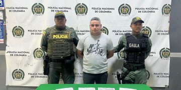 Presunto extorsionista disparó contra una vivienda, Policía lo persigue y lo captura en San Nicolás con panfletos