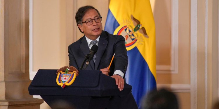 Petro cuestionó al fiscal ante “silencio” en hostigamiento a su familia