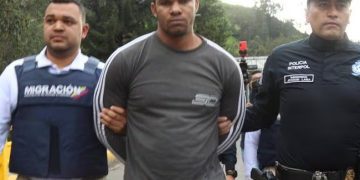 Ecuador deportó hacia Colombia a alias ‘Gringo’, disidente de las FARC