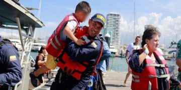 Armada de Colombia rescató a 22 turistas en aguas del mar Caribe