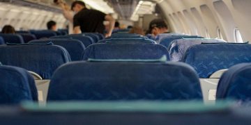 Pasajero grabó susto en avión de Alaska Airlines al que se le rompió ventana en pleno vuelo