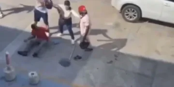 Tremenda golpiza a trabajador de gasolinera en Cartagena por pedir no pisar donde trapeaba