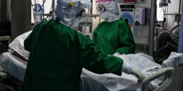 “Colombia avanza hacia un colapso del sistema de salud”, advierten exministros