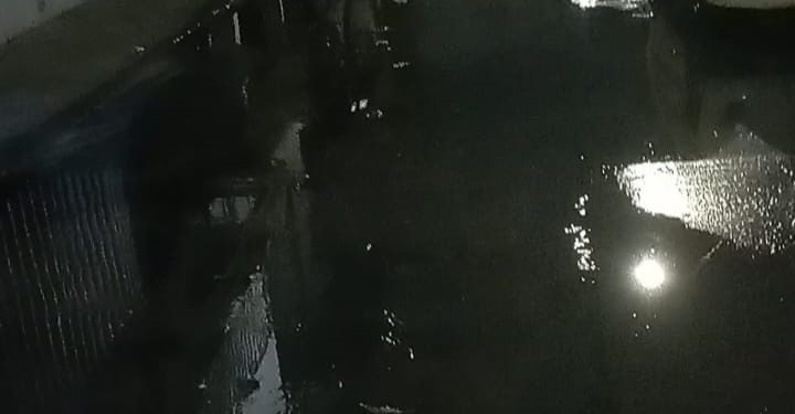 Denuncian fuga de agua potable en barrio La Pradera de Barranquilla sin respuesta de la Triple A
