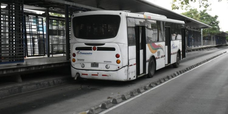 Motorizado muere arrollado por bus de Transmetro en Barranquilla