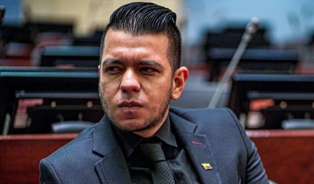 Senador JP Hernández llama a movilizaciones para evitar que Petro “se atornille” en el poder