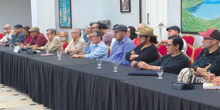 Colombia y ELN extienden un día más negociaciones de paz en la Habana para cese al fuego