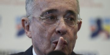“Raro que me acuse de paramilitar cuando yo lo extradité”: Uribe tras llegada de Mancuso
