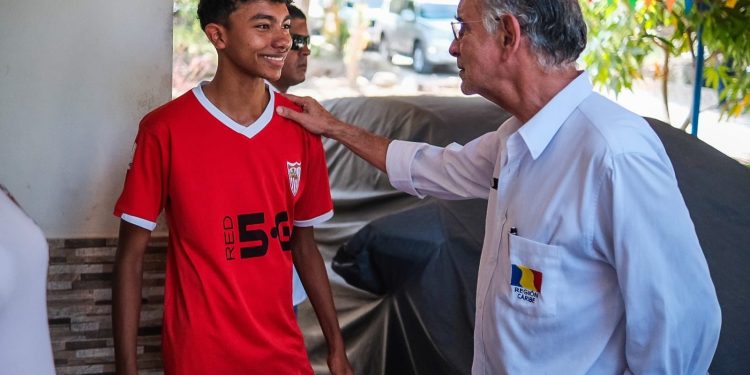 Casa a casa, Eduardo Verano busca a niños de Piojó e Hibácharo para matricularlos