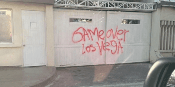 Pintan grafiti en portón de familia Vega Daza, después del asesinato de sobreviviente en Valencia