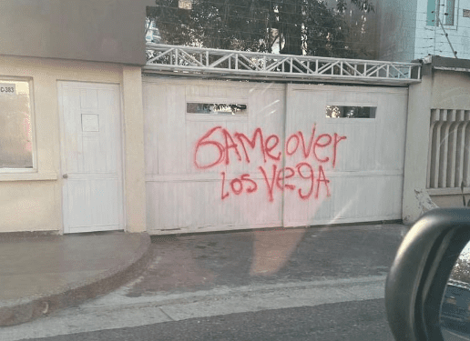 Pintan grafiti en portón de familia Vega Daza, después del asesinato de sobreviviente en Valencia
