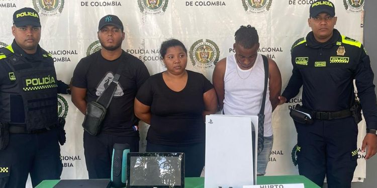 Capturan a una mujer y dos hombres en flagrancia por hurto calificado y agravado en el barrio Alto Prado de Barranquilla