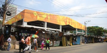 Comenzó traslado de 155 vendedores a la Galería Comercial Sredni-La Esquina del Marquetero