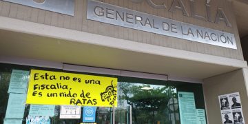 Protesta de gremios sindicales y estudiantes frente a la Fiscalía en contra de la Corte