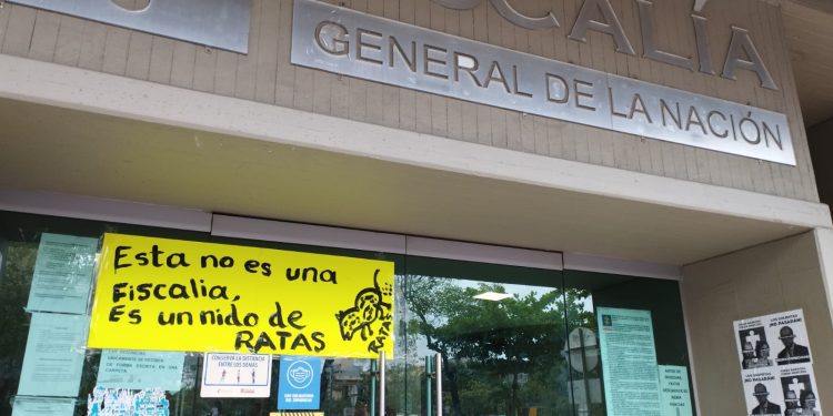 Protesta de gremios sindicales y estudiantes frente a la Fiscalía en contra de la Corte