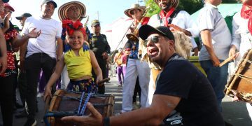 Alejandro Char celebra la tradicional Gran Parada Carlos Franco en el Carnaval de Barranquilla