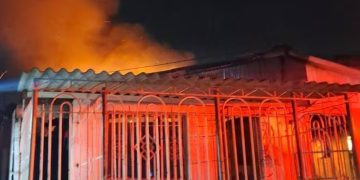 Mujer resultó lesionada tras incendio en vivienda del barrio Santo Domingo 
