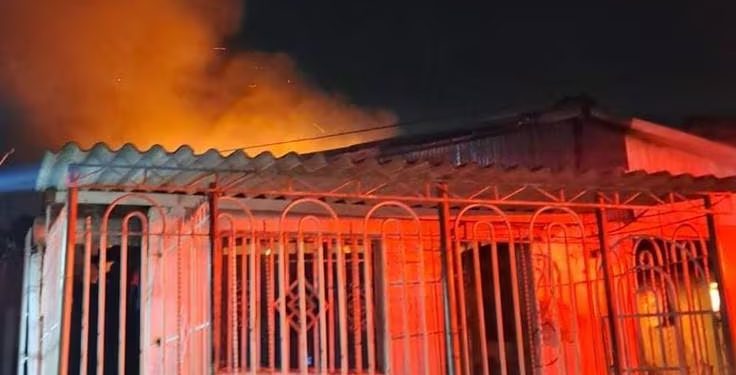 Mujer resultó lesionada tras incendio en vivienda del barrio Santo Domingo 