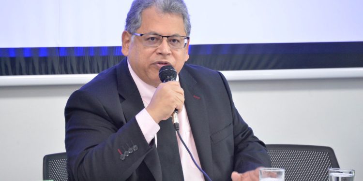 Gobierno acepta la renuncia del Supersalud Ulahy Beltrán y designa a Luis Carlos Leal como su reemplazo
